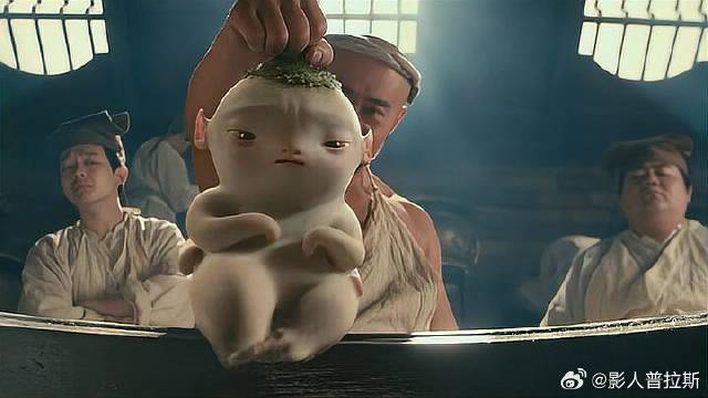 美厨娘油炸小妖王 谁料他把油锅当泳池，旁边的厨娘惨了