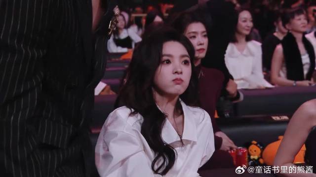 难怪女明星脸型都很绝，看到章若楠时刻嘟嘴，瞬间懂了