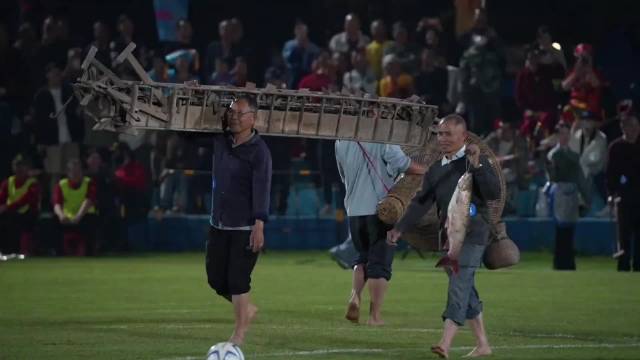 广西县超农民扛农具走秀诠释人民体育