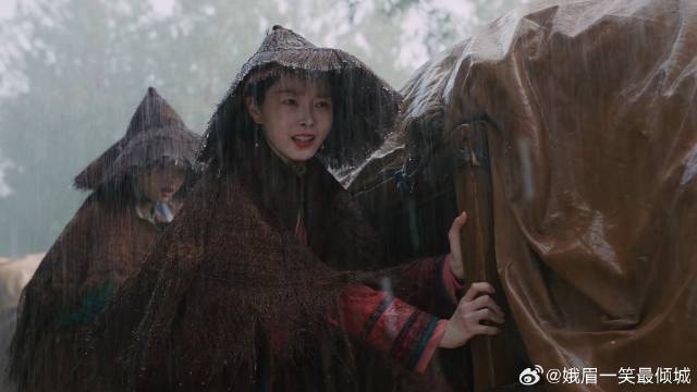 柳玉茹筹粮遇到大雨，不顾少夫人身份下来推车，太接地气了
