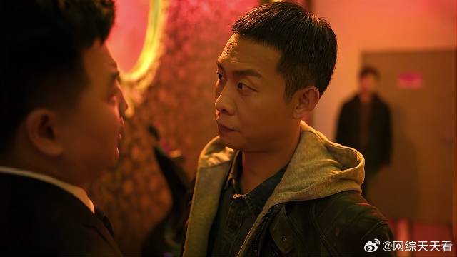 安欣去白金翰调查 经理趁机让美女服务，安欣当场发飙