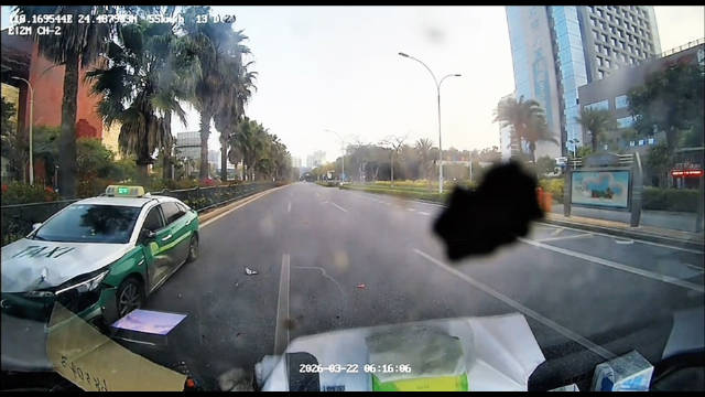 出租车低速挡路玩手机遭鸣笛，疯狂别车致两车相撞