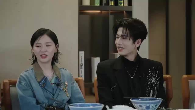 刘宇宁小香风短裤长靴亮相，张凌赫金靖互动引爆开推4直播