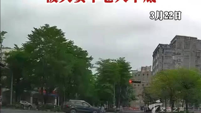 摩托车进入大货车前盲区 被大货车卷入车底