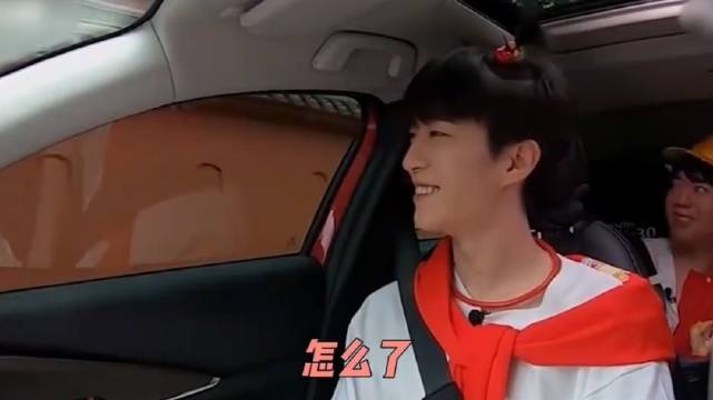 范丞丞看美女被贾玲发现，贾玲：你个大色狼！