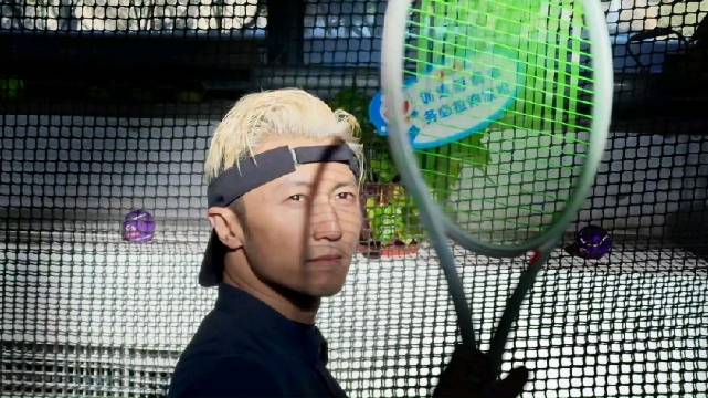 谢霆锋演唱会间隙坚持打网球，新歌《推倒重来》成运动BGM