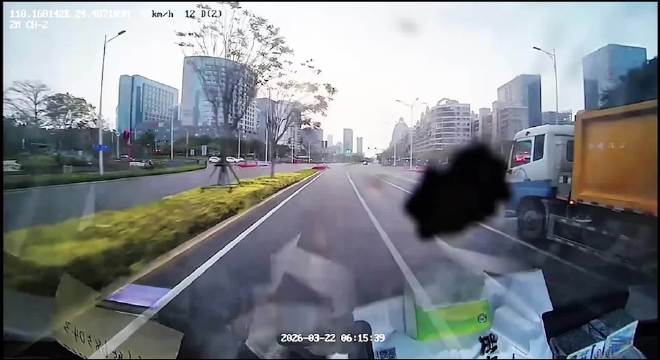 出租车龟速还玩手机，视频车骂了两句后，出租车开始别车，视频车没惯着且无责