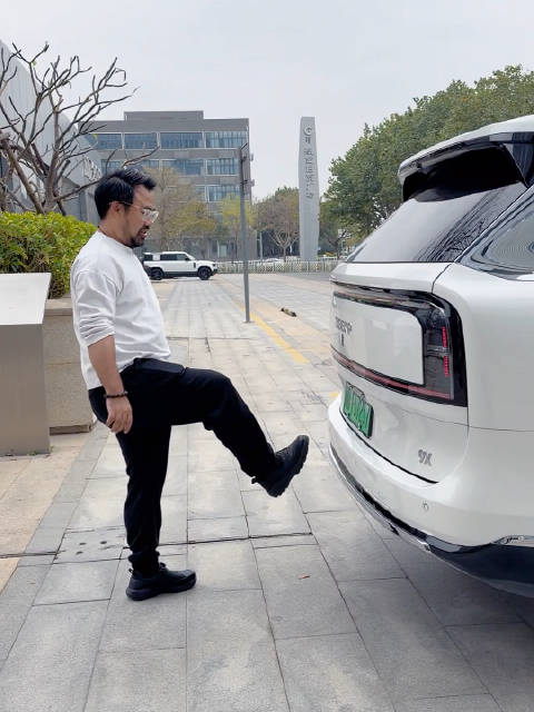 99%的人都不知道，极氪9X的后备箱一脚踢功能，原来是这么开的