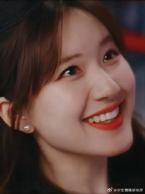 星星走出了云层，被更热烈的光芒包裹，绽放笑意