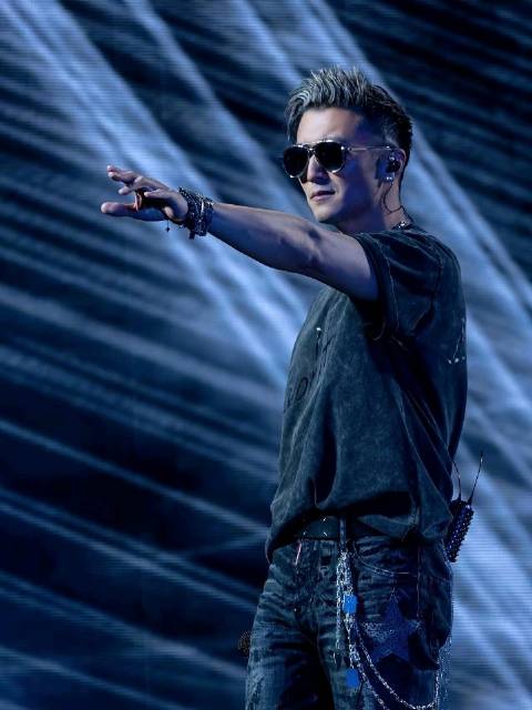 谢霆锋演唱会唱《玉蝴蝶》哽咽，与王菲14岁一见钟情复合12年