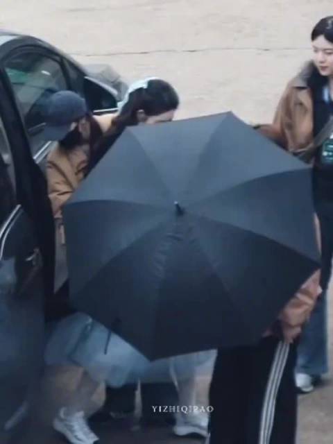 王玉雯穿深蓝公主裙亮相开推上班路透