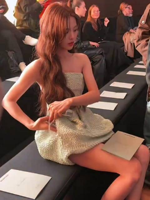 杨超越巴黎首穿Balenciaga未发布款，薄荷绿鳞片裙藏隐形口袋