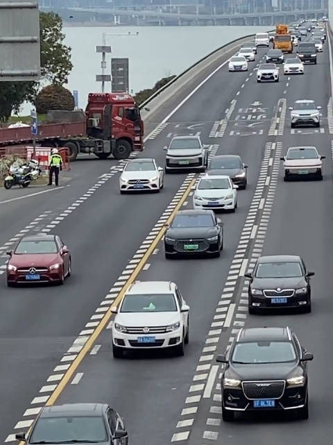 23个轮子的大货车，汇入主路