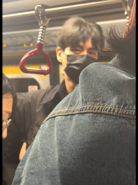 oneday 胡一天 天才女友od胡一天 一瞬间，一抬眼，在港铁里捕捉到一枚帅气Day