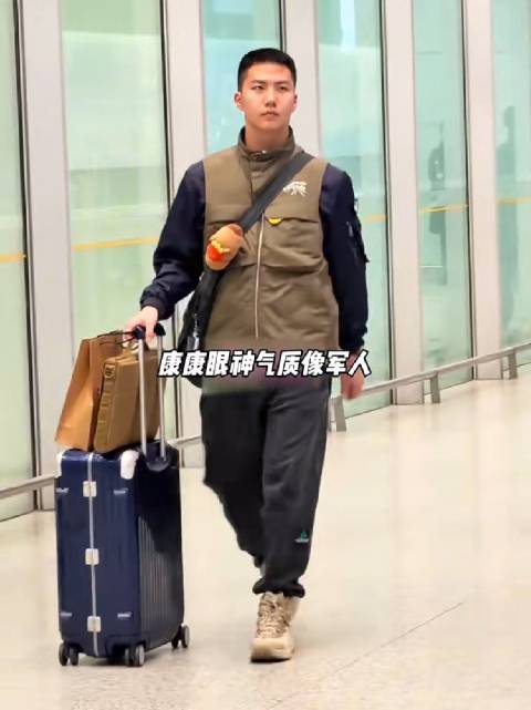 胡军携17岁儿子现身机场，康康立志报效祖国
