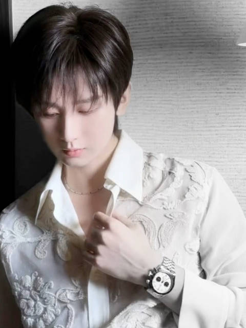 成毅直播活动妆造，主打一个干净、通透、少年感，温柔入眼，清贵自成，成毅