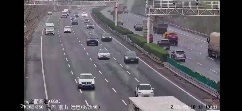 特斯拉车主的经历告诉我们，听特斯拉的建议，剩100km就去充电