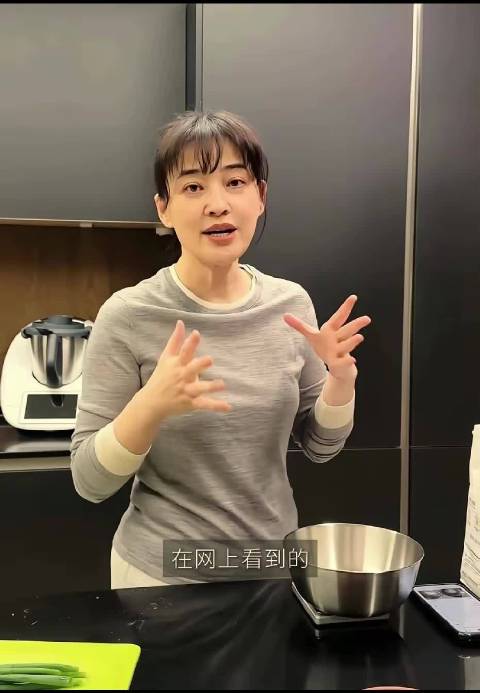 梅婷素颜出镜晒家常菜，奶奶种笋自家青菜显朴实