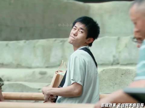 母亲轻轻的一推对他来说，简直是莫大的伤害"