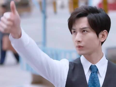 成毅亮相气场全开，走路带风引关注