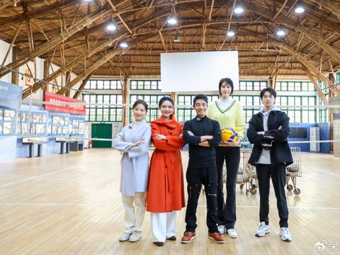 中国女排奥运冠军惊艳央视，与撒贝宁魏大勋同框，肤白貌美气质佳