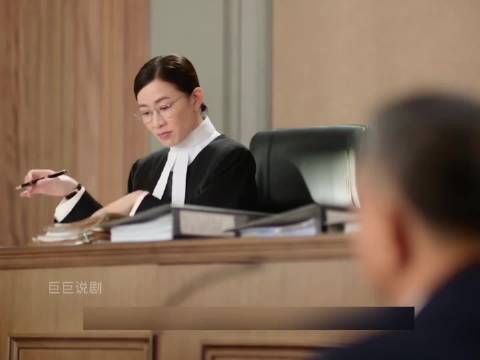 一开口就怼到无语，女法官的厌蠢症瞬间被精准触发 佘诗曼