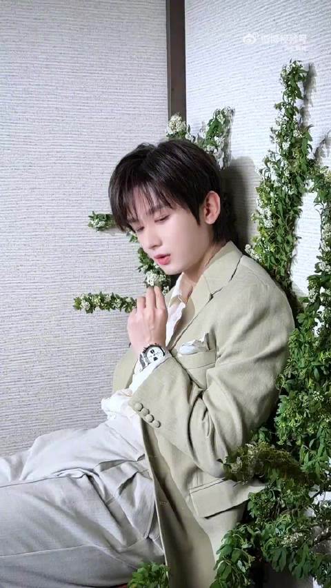 近日，@成毅 在直播活动中以全新春日妆造亮相，干净通透，少年感十足