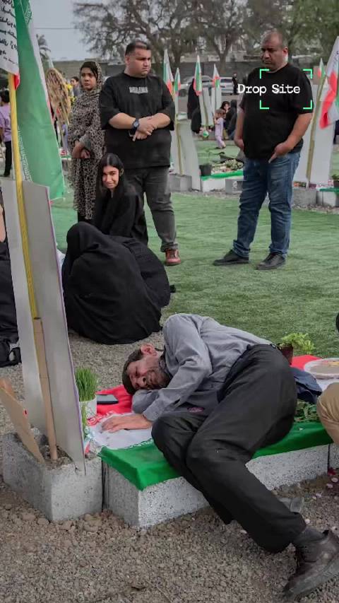 米纳布惨案168名遇难学生父母坟前守夜至黎明