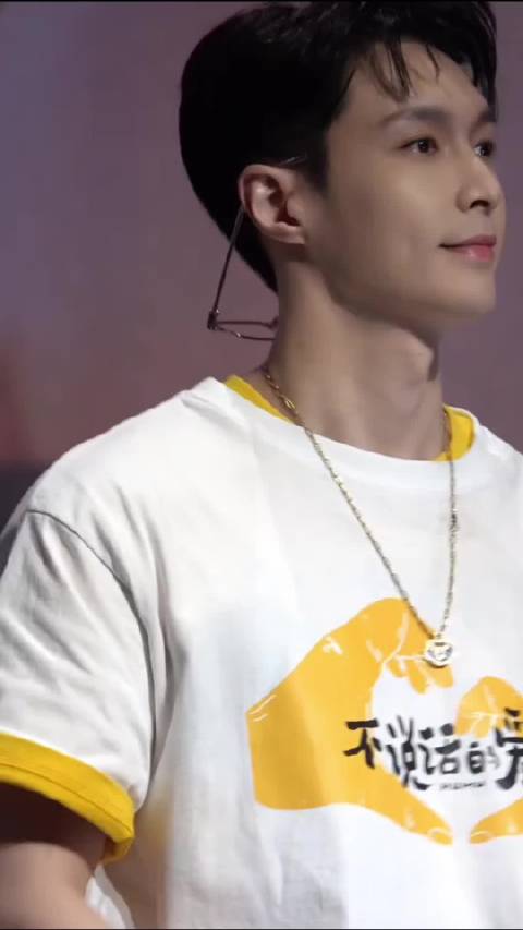 zyx 张艺兴 是小马还是徐风呢 反戴眼镜的大帅哥 都是想念