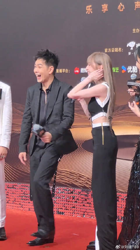 林志颖王心凌同框出席活动，状态极佳