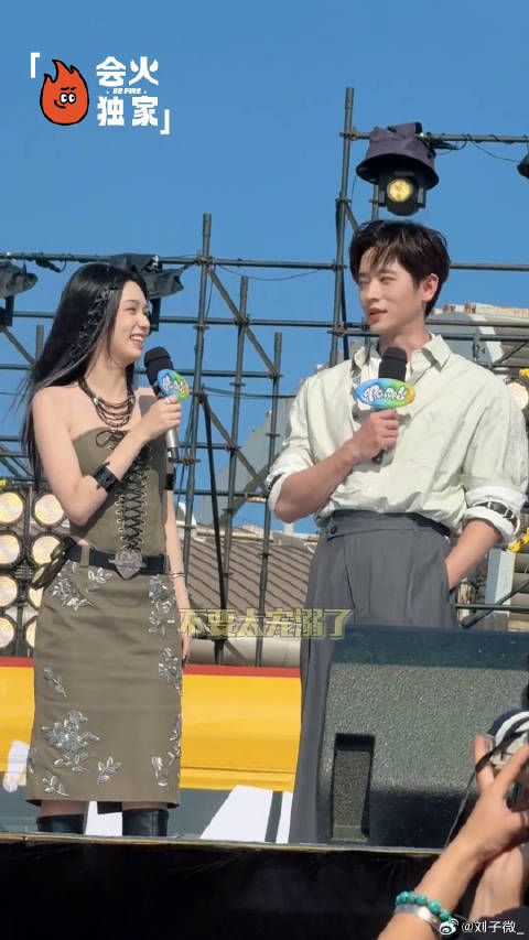 简直不要太好磕了丞磊 周也丞磊花式比心