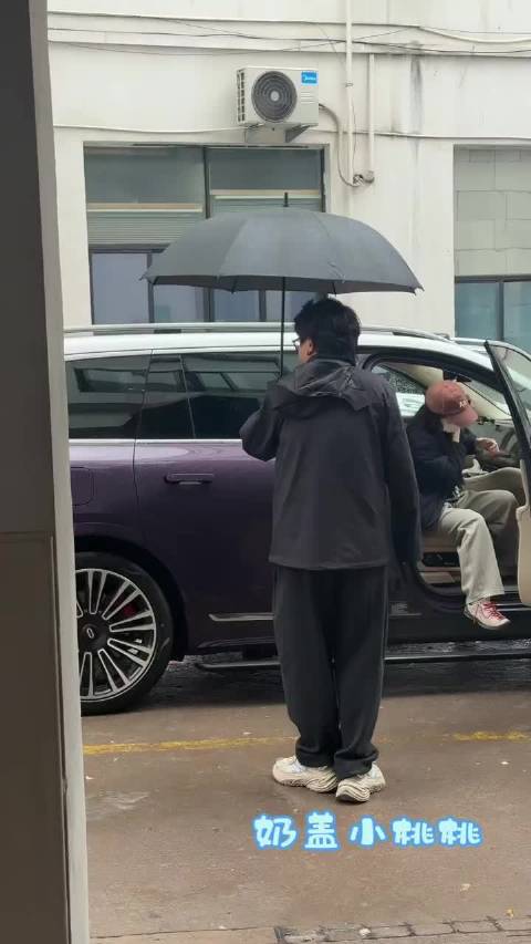 李一桐带针孔出妆，疑因淋雨过敏急诊