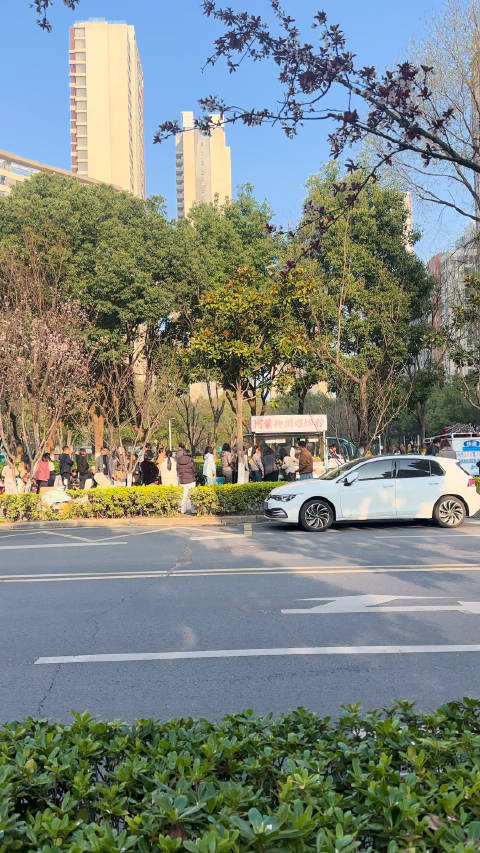 合肥路边摊螺蛳粉引食客好奇询问