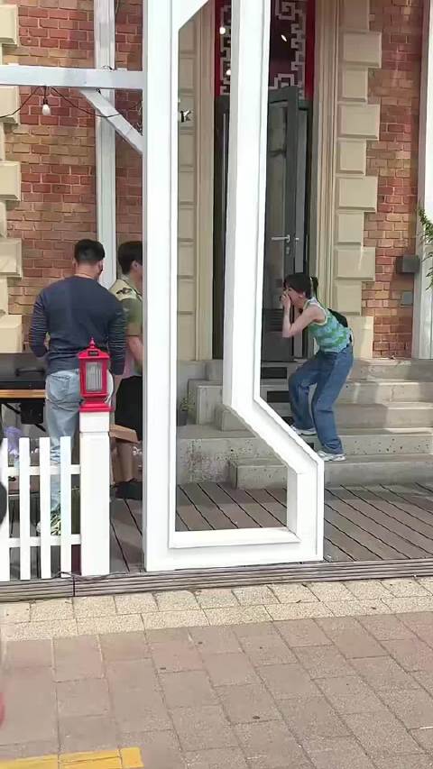 贾静雯、赵又廷同框热聊，一个是高圆圆老公，一个是好朋友