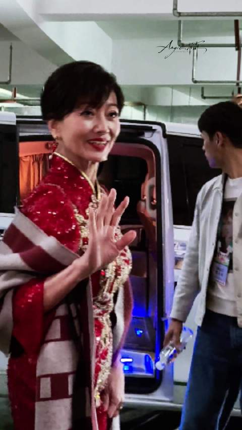 还是想分享下美美的上班儿~ 芝:还不快去