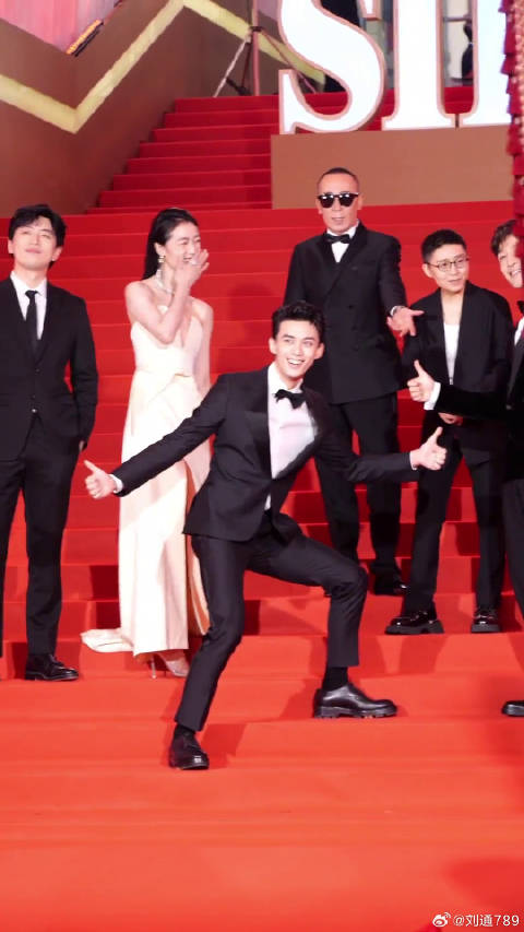 胡歌吴磊亮相上影节红毯,梦回琅琊榜引回忆杀