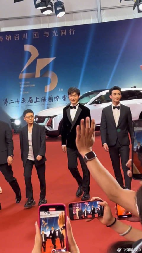 胡歌吴磊亮相上海电影节红毯，梅长苏飞流同框引回忆