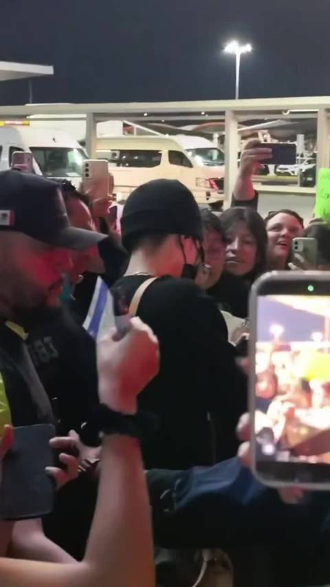 王嘉尔抵达墨西哥受粉丝热情欢迎，将亮相Tecate音乐节