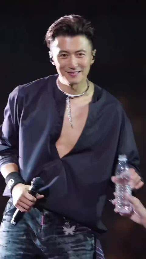 谢霆锋四城挥拍不停，新歌《推倒重来》燃动球场