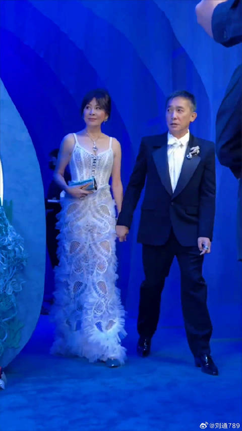 梁朝伟刘嘉玲同框出席活动，携手30年恩爱如初