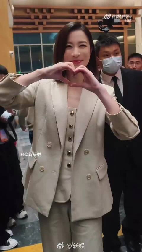 佘诗曼遇粉丝女儿热情回应，暖心互动显温情