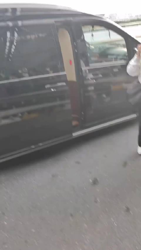 鞠婧祎机场饭拍，159还是149完全在于角度