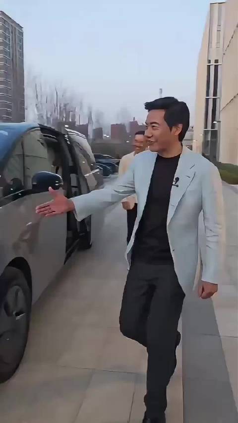 小米SU7发布会汇聚车圈半壁江山，雷军曾力荐多款友商车型