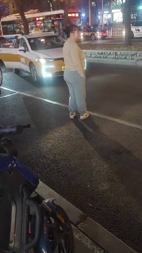 女子人肉占车位惹众怒，来了几波人都没停进来，最后出租车司机大哥忍不住暴怒