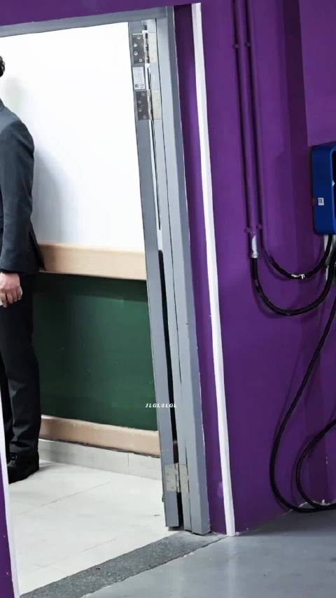 成毅深V造型亮相尽显贵公子气质