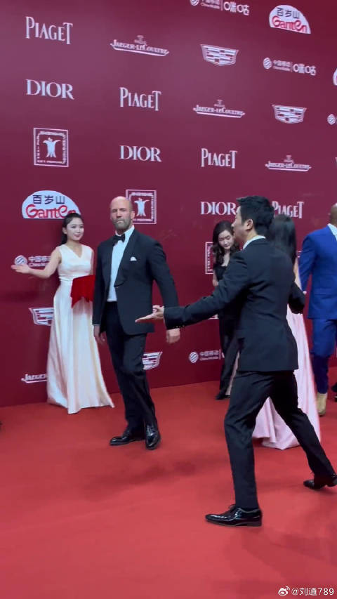 巨齿鲨2 剧组亮相上海电影节红毯，这两人联手，该担心的是怪兽吧微博VC计划