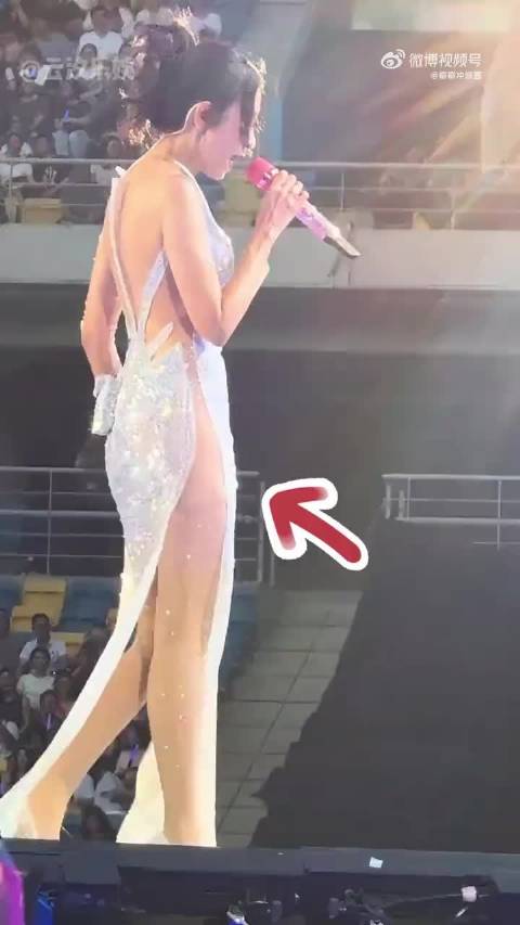 为何莫文蔚穿开叉裙不怕走光？看到她发光大腿，原谅我孤陋寡闻了 张韶涵