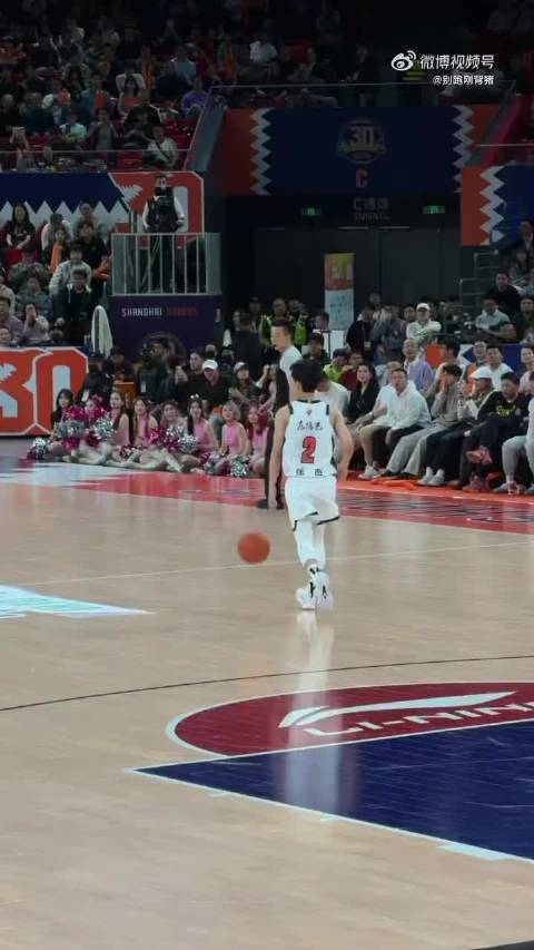 徐杰最后时刻投进三分后，对着上海看台一顿三个字国粹输出