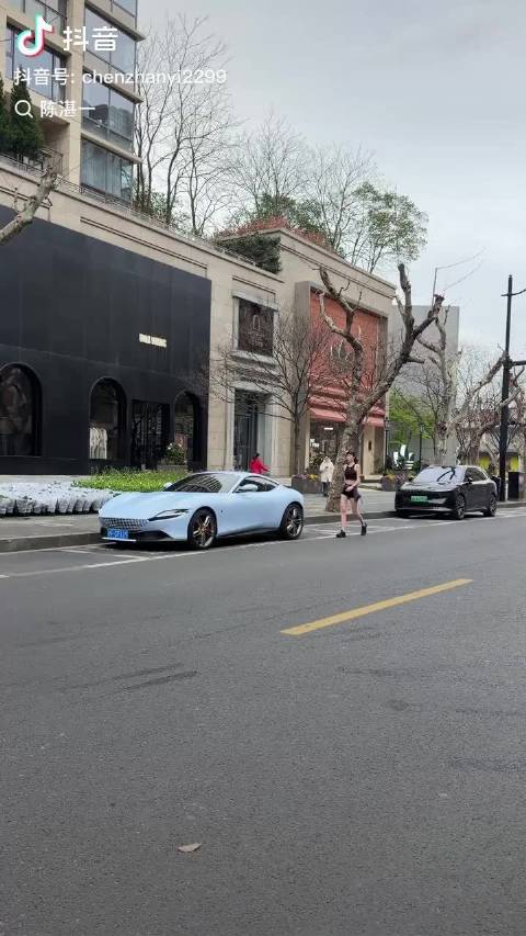 我没坐过法拉利，舒服吗？@山姆的故事 哥下次看房开法拉利吧，别开劳斯莱斯了