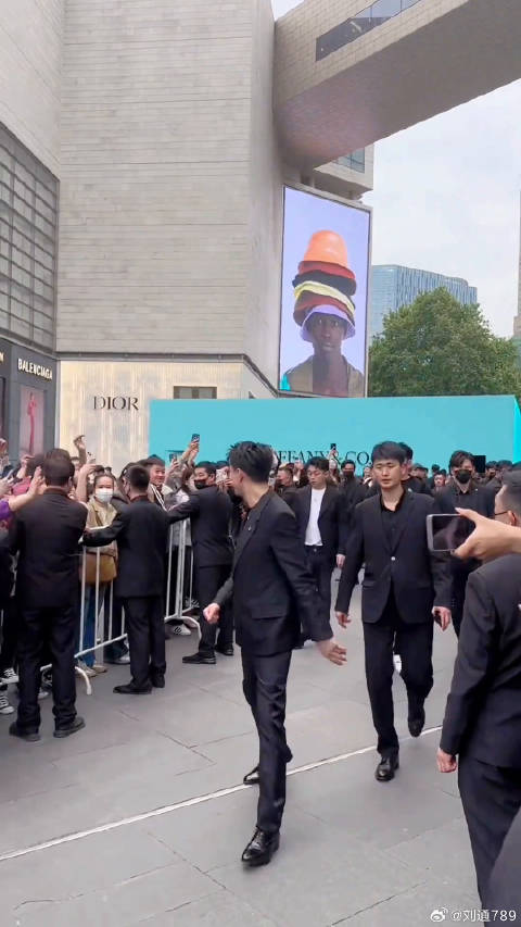 林更新张天爱同框出席活动，与凤行热播引关注